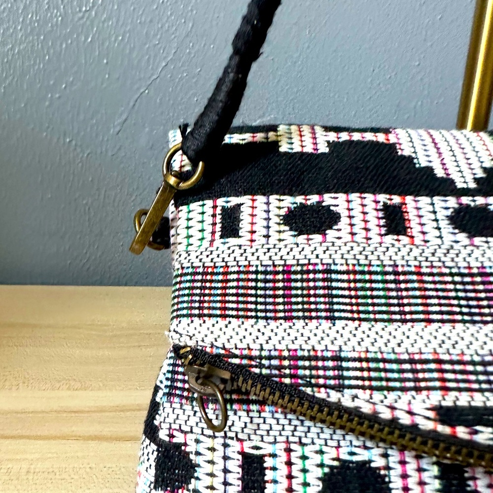MERONA SOUTHWESTERN PATTERN CROSSBODY BAG. - Picture 3 of 9